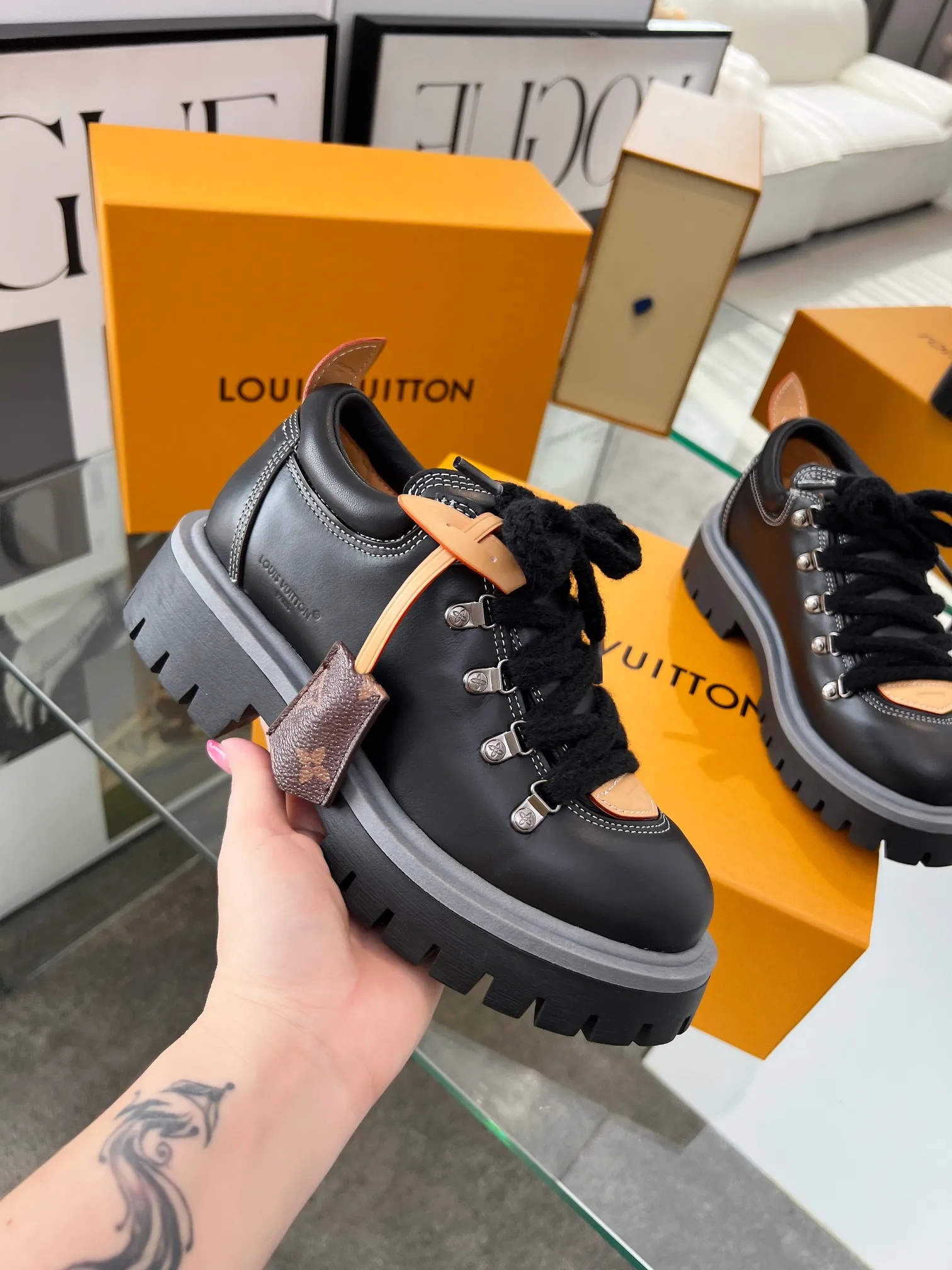 Factory direct sales p640🐘🐘Women's shoes Women's LV new couple's thick-soled hiking shoes, your original custom-made large-soled shoe brand, giving your feet flexibility and freedom, a good pair of shoes to wear all summer. Fabric: top-layer imported calfskin cowhide lining Size: 35-46 Welcome to send pictures to place orders